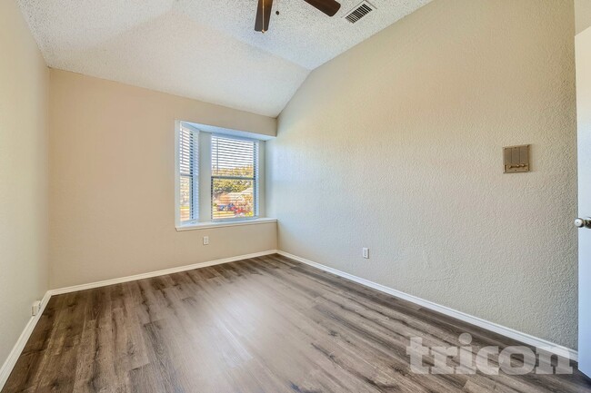 Photo - 6305 Meadowglen Dr