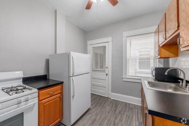 2BR, 1BA - 950SF - Kitchen