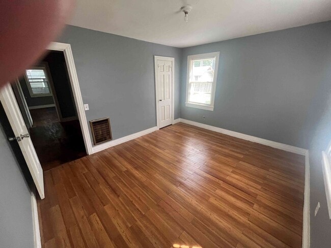 Photo - 817 Moulton St E Unit A