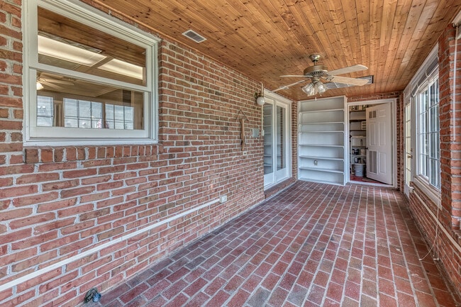 2734 E Oakland Ave