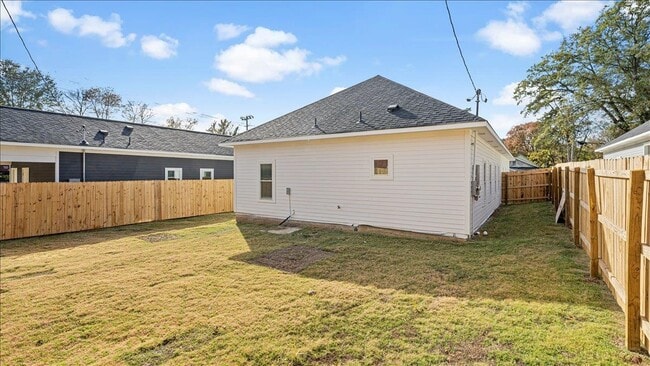 Photo - 1072 Bruce St