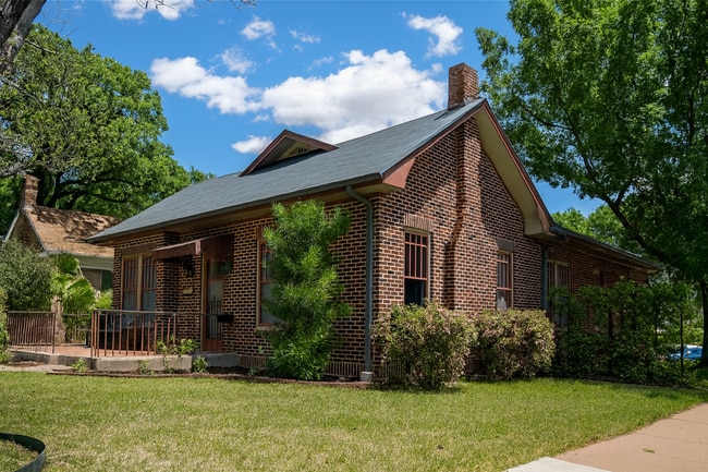 Building Photo - Best located house in West Campus, 6 large bedrooms open floorplan.