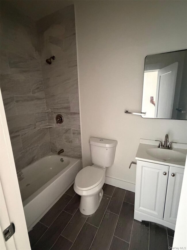 Photo - 910 E 226th St