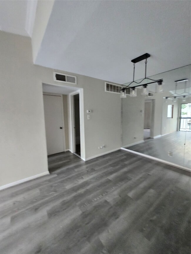 Photo - 9550 Deering Dr Unidad 408