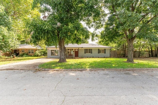 Building Photo - 2328 S Krowse Ave Rental