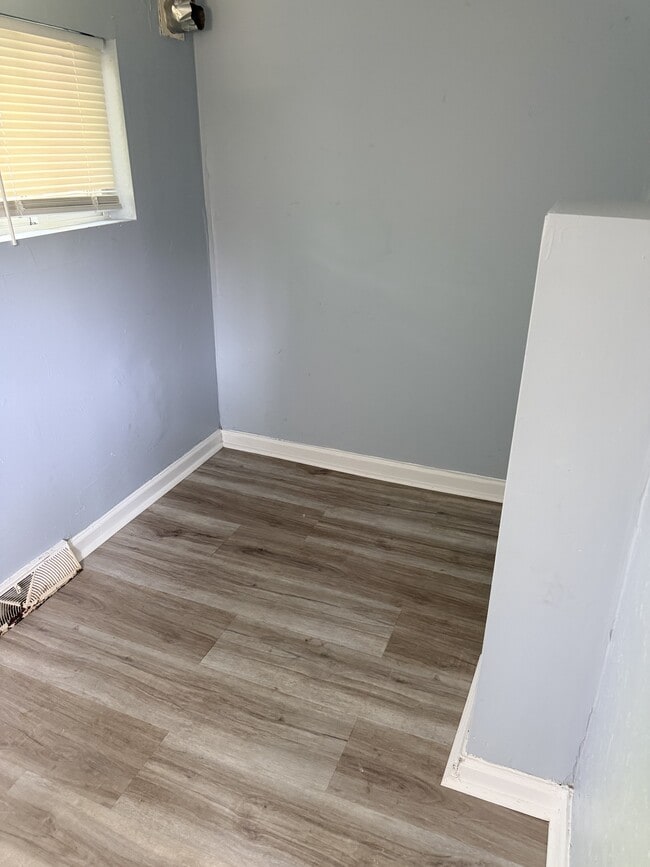 Photo - 100 W 24th St