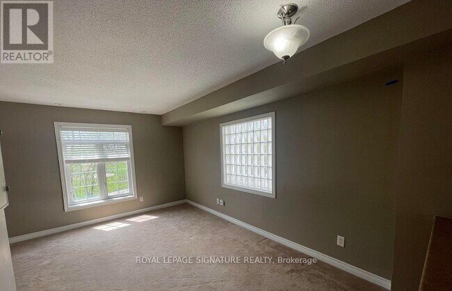 Photo - 870 Jane St