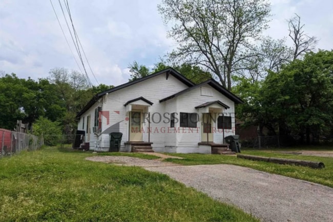 Building Photo - Versatile 2 Bedroom, 2 Bath Duplex-Tour Today!