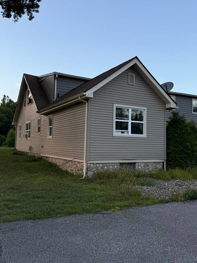 Photo - 881 Burlingham Rd