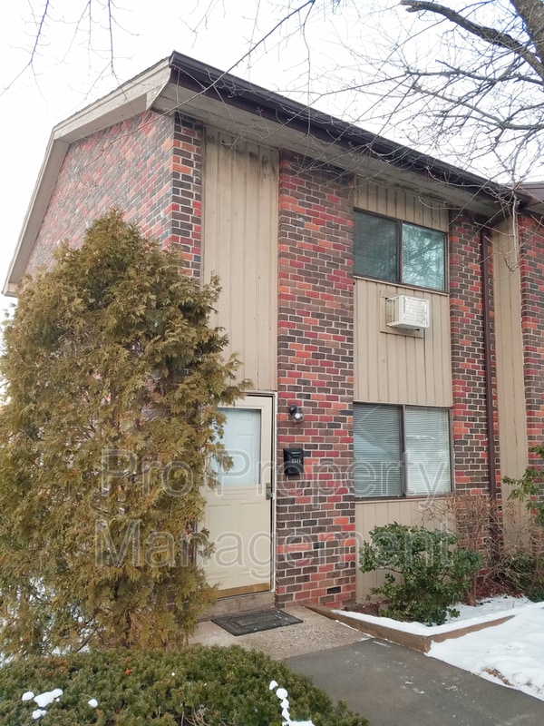Photo - 218 Oakville Ave