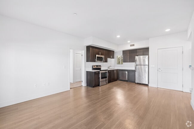 2BR, 2BA - 806SF - Living Room