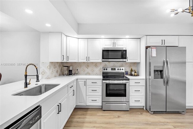 Building Photo - 701 SW 142nd Ave Unit 108S