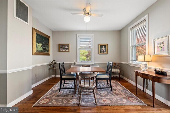 Photo - 320 S Loudoun St Unidad 2 - BACK ENTRANCE