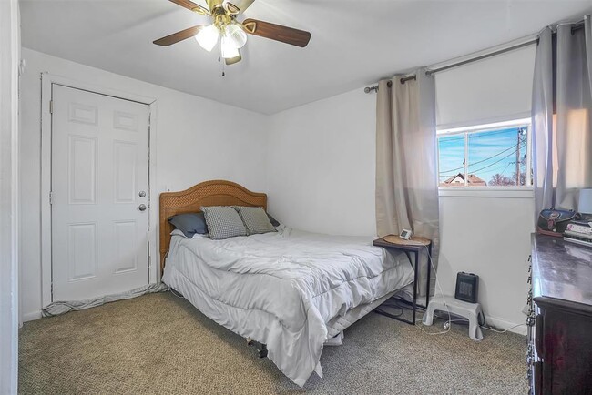 Photo - 419 E 5th St