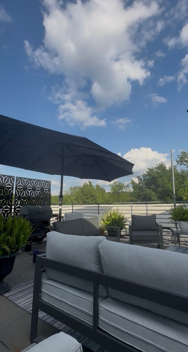 2BR, 2 1/2BA Penthouse Unit 312 Private Rooftop Patio - The 700