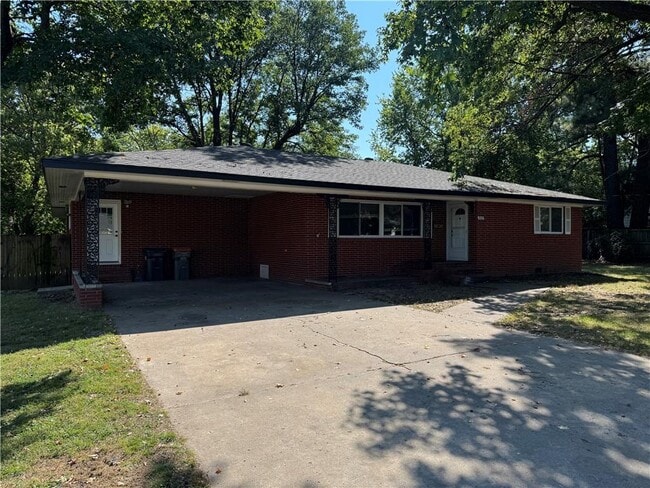 Building Photo - 713 Maple Dr Rental