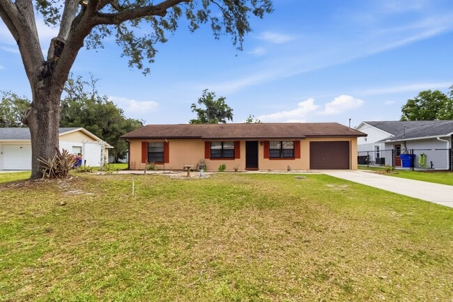 Building Photo - Charming 2/2 Spacious Home with/ 1 Car Garage in St. Cloud Close to the Lakefront Park