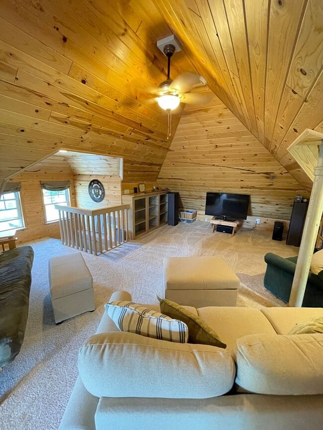 Building Photo - AVAILABLE Now! - Beautiful 3 Bed Single Fa...