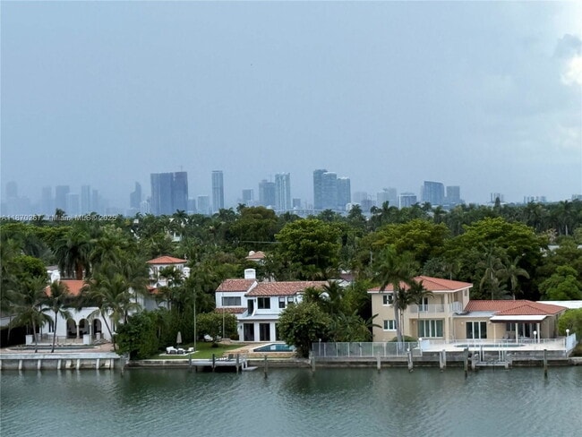 Photo - 5900 Collins Ave Unidad 705