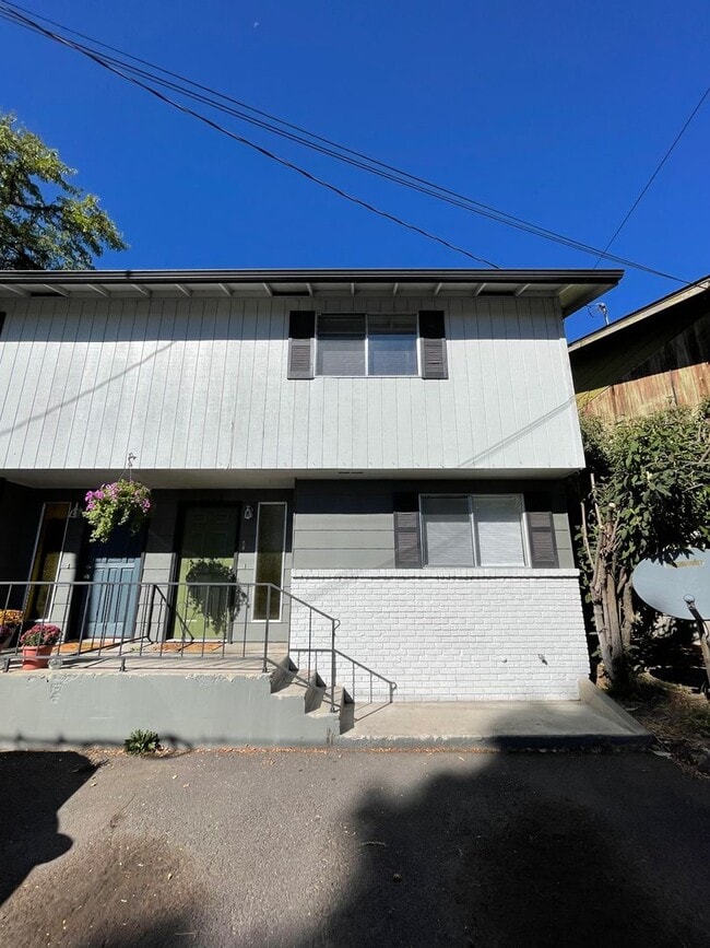 Building Photo - Renovated 3 bed 1.5 bath Duplex Rental