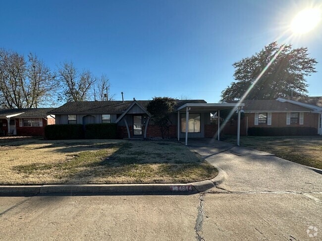 Building Photo - 4844 Woodview Dr Rental