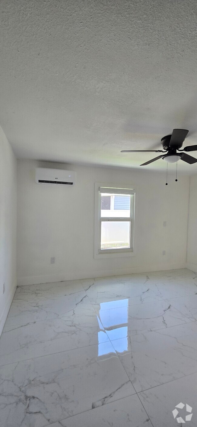 Building Photo - 1711 SW 129th Way Unit Studio apartment