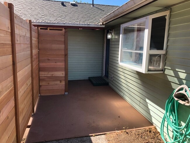 Photo - 3 bedroom 1 bath house in Eugene! MOVE IN ...