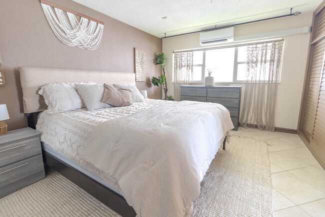 Building Photo - 3216 SE 12th St Unit 28