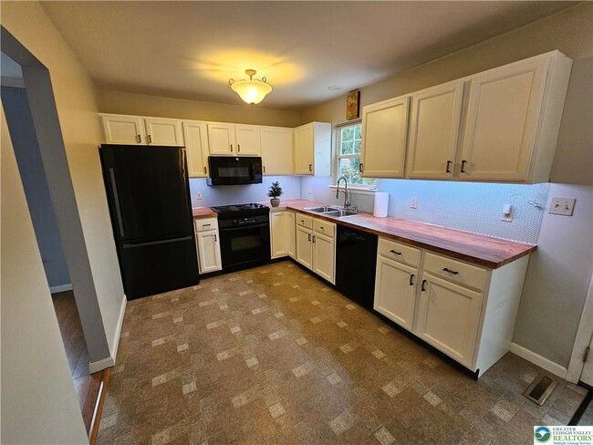 Photo - 656 Furnace St