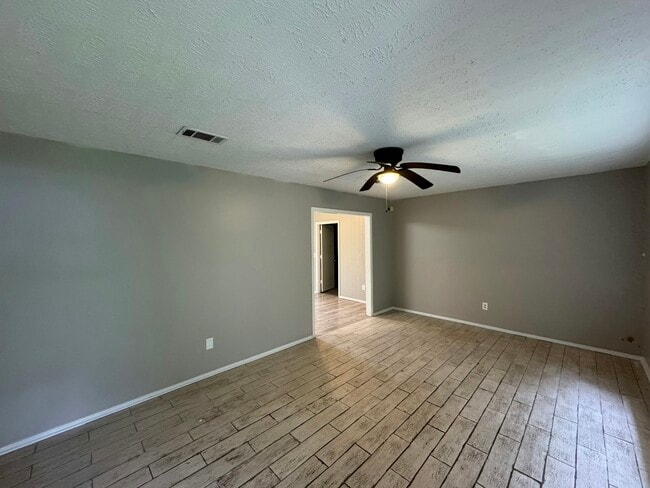 Photo - 130 E Woodcrest Dr