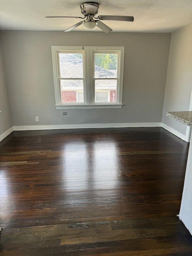 Photo - 136-132 Glendale St