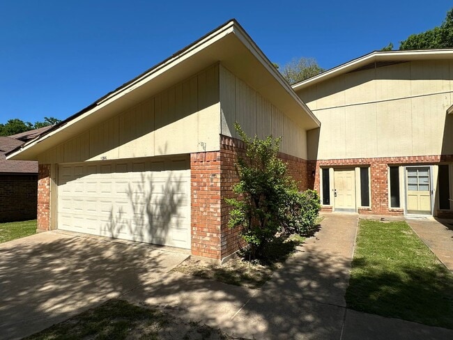 Building Photo - Edinburgh Duplex 4622/4624 - SERIES 308 Unit 4624 Edinburgh Rental