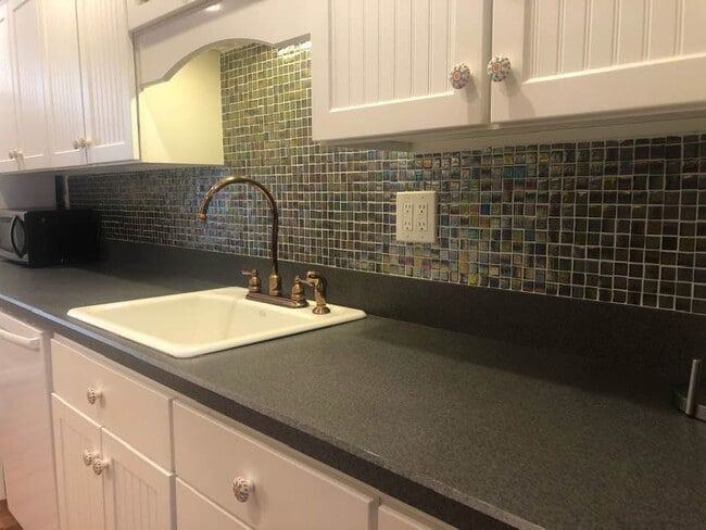 Gorgeous modern kitchen - 35 Jamestown Dr Unit 35A Jamestown Drive