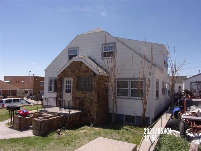 Building Photo - 302 E 2nd St Unit 3