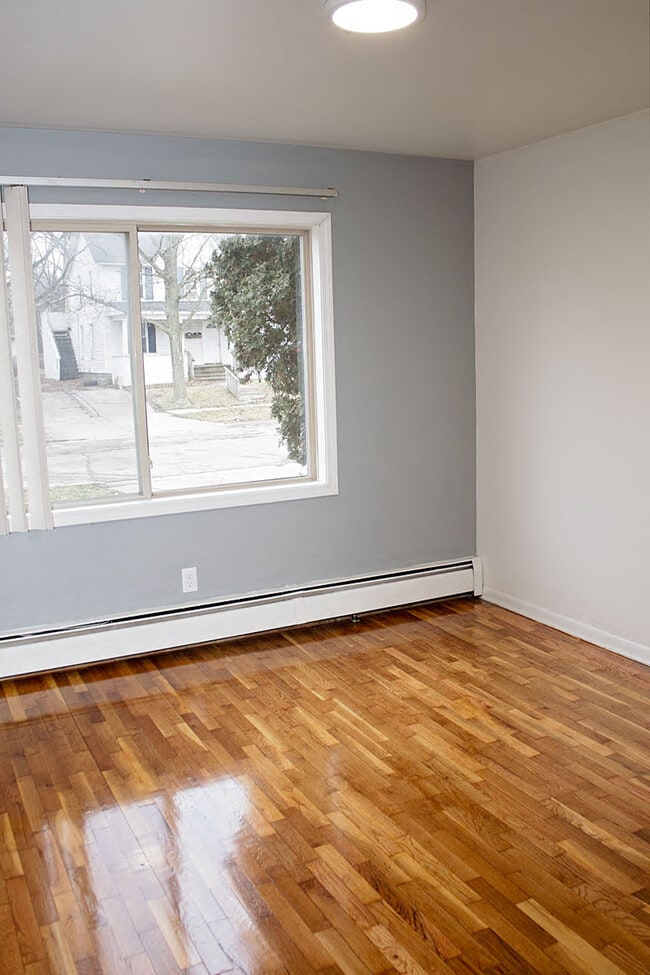 Living Room - Green Oaks Apartments