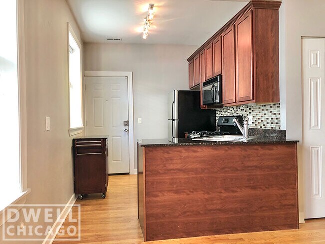 Photo - 521 W Belmont Ave Unidad 2