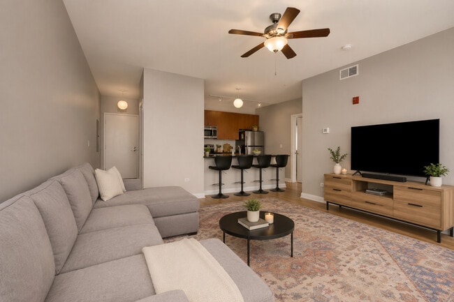 Photo - 565 W Quincy St