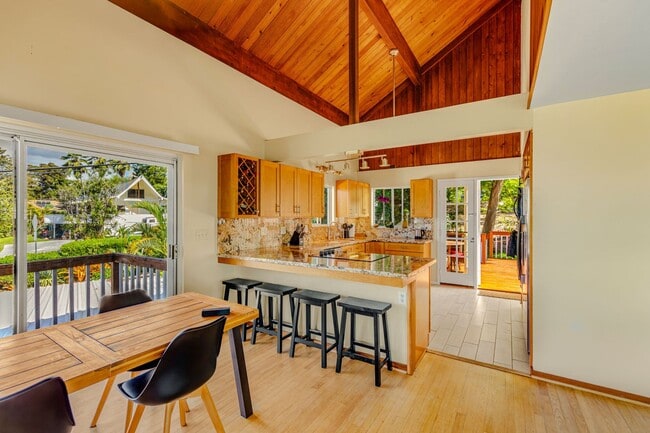Building Photo - Your Perfect 2-Bed/2-Bath Duplex in Kailua Kona!