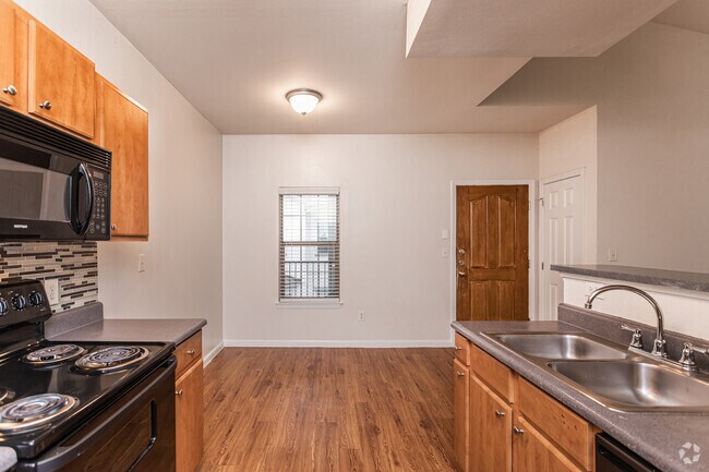 2BR, 1BA 934SF