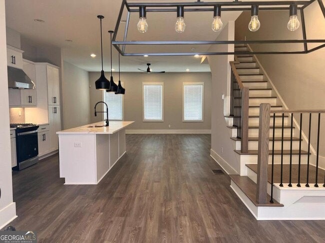 Photo - 2011 Oak Ln NW