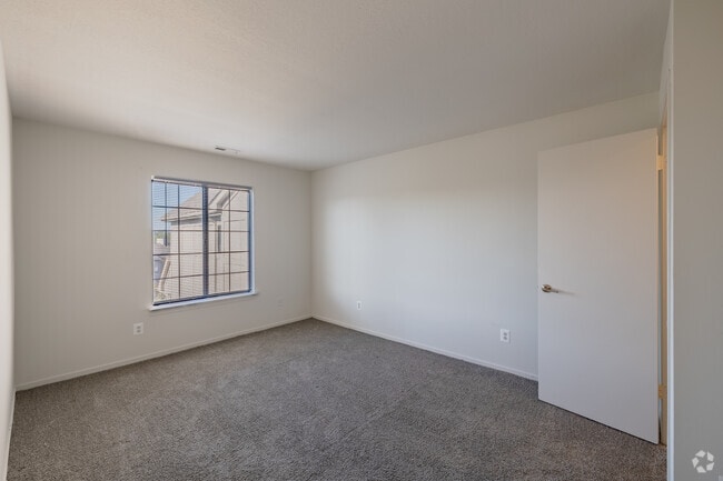 2 habitaciones, 2 baños - 1020 pies cuadrados - Dormitorio principal - The Edge at Oakland Apartments - Auburn Hills
