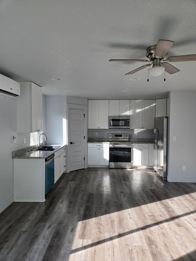 Photo - 3 Bedroom 2.5 Bathroom in Winlock