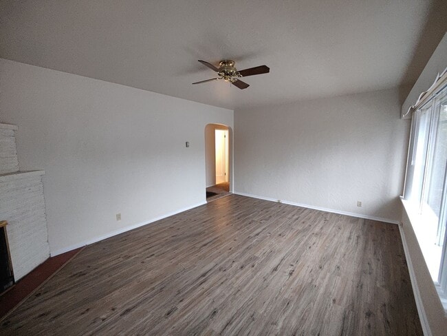 Photo - Cozy 2x1 garage, with workshop, and AC