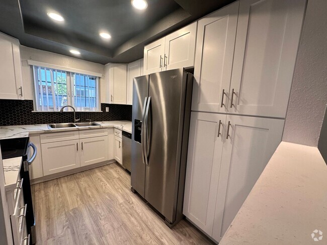 Building Photo - Townhouse - 2 Story, 3 Bedroom in the Beau... Unit 204