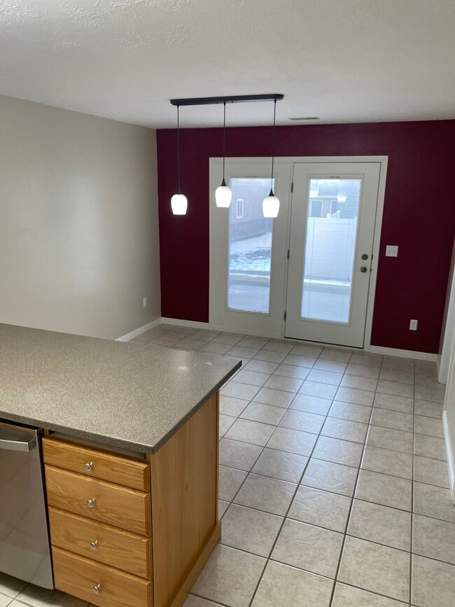 Dining - 556 Pheasant Ridge Dr