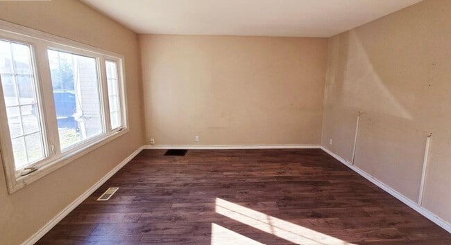 Photo - Spacious 3 Bed / 1 Bath House| $2249/month (plus utilities) - Parking Included