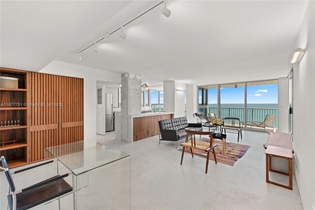 Building Photo - 2655 Collins Ave Unit 1811 Rental