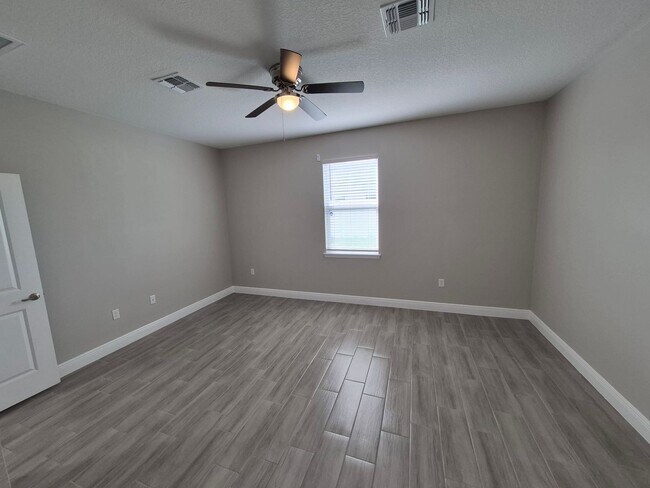 Photo - 642 Desmoines Ct