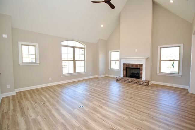 Photo - 1726 Creekside Ln