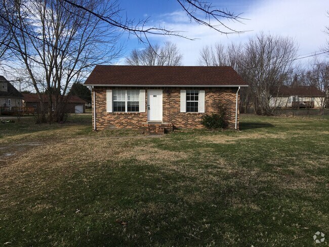 Building Photo - Super cute home close to Fort Campbell.
